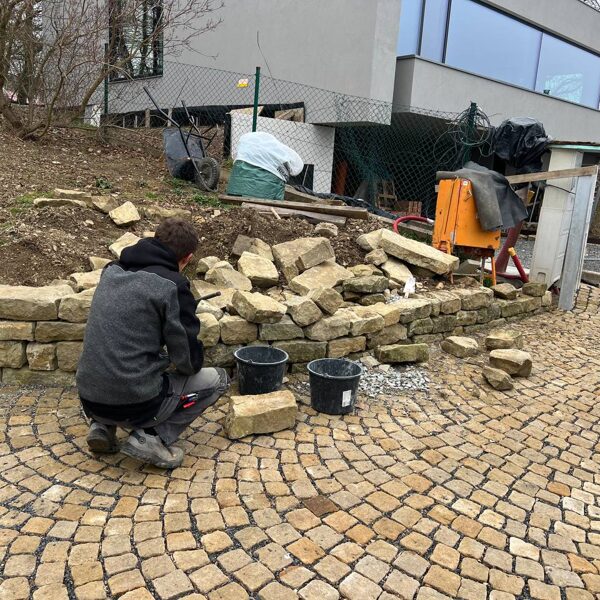 realizaci kamenné opěrné zídky